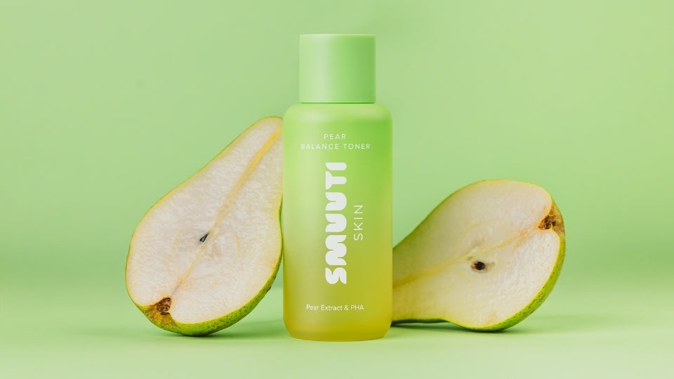 Smuuti Skin Pear Balance Toner next to a sliced pear on a green background