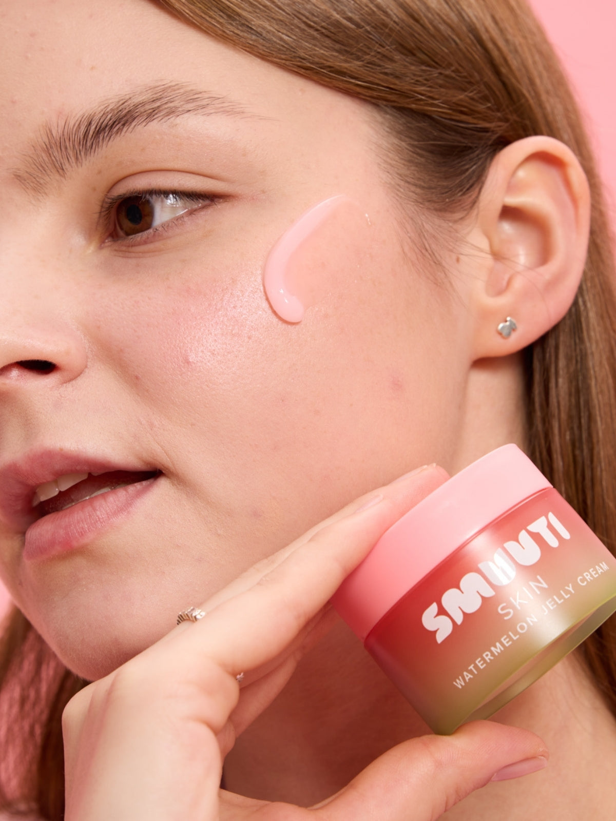 Person holding Smuuti Skin watermelon jelly cream