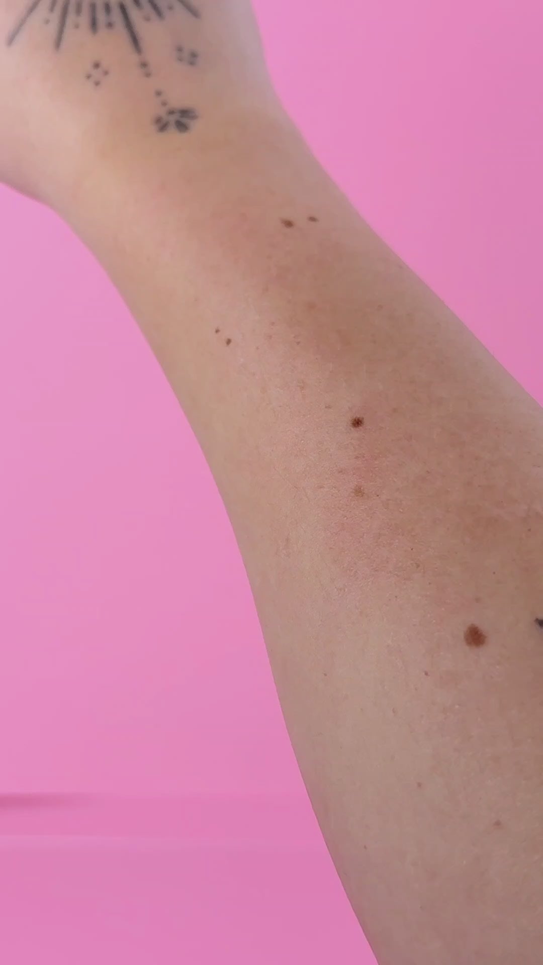 video showing the mist texture of Smuuti Skin watermelon dew toner mist